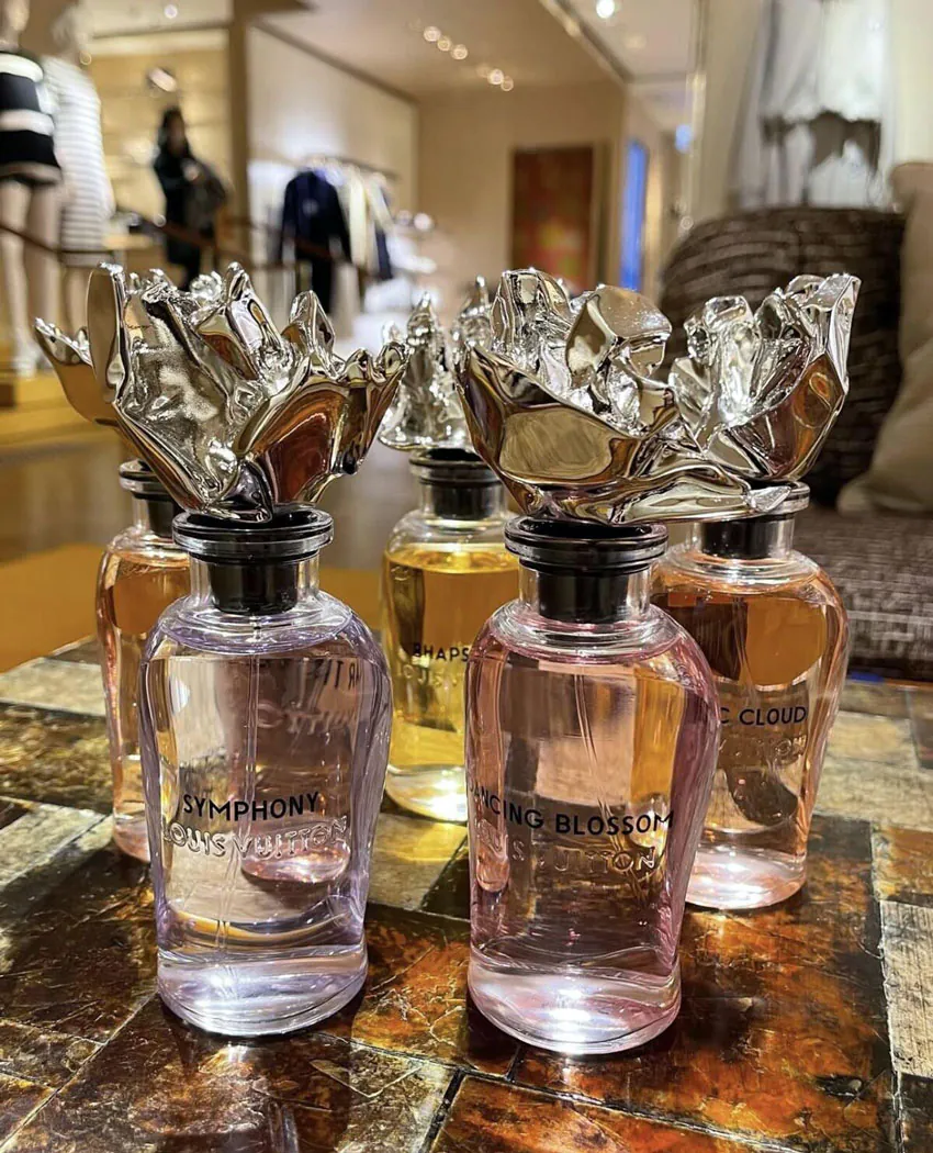 نمای 2 از عطر کازمیک کلود لویی ویتون (Cosmic Cloud Louis Vuitton)
