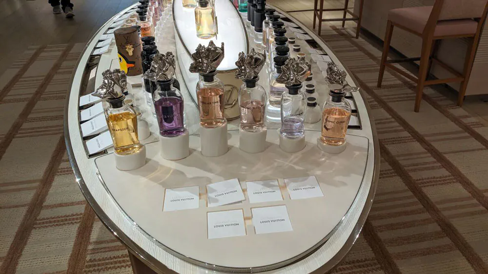 نمای 5 از عطر کازمیک کلود لویی ویتون (Cosmic Cloud Louis Vuitton)