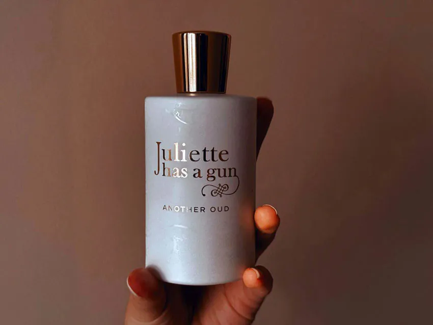 نمای 2 از عطر انادر عود ژولیت هز ا گان (Another Oud Juliette Has A Gun)
