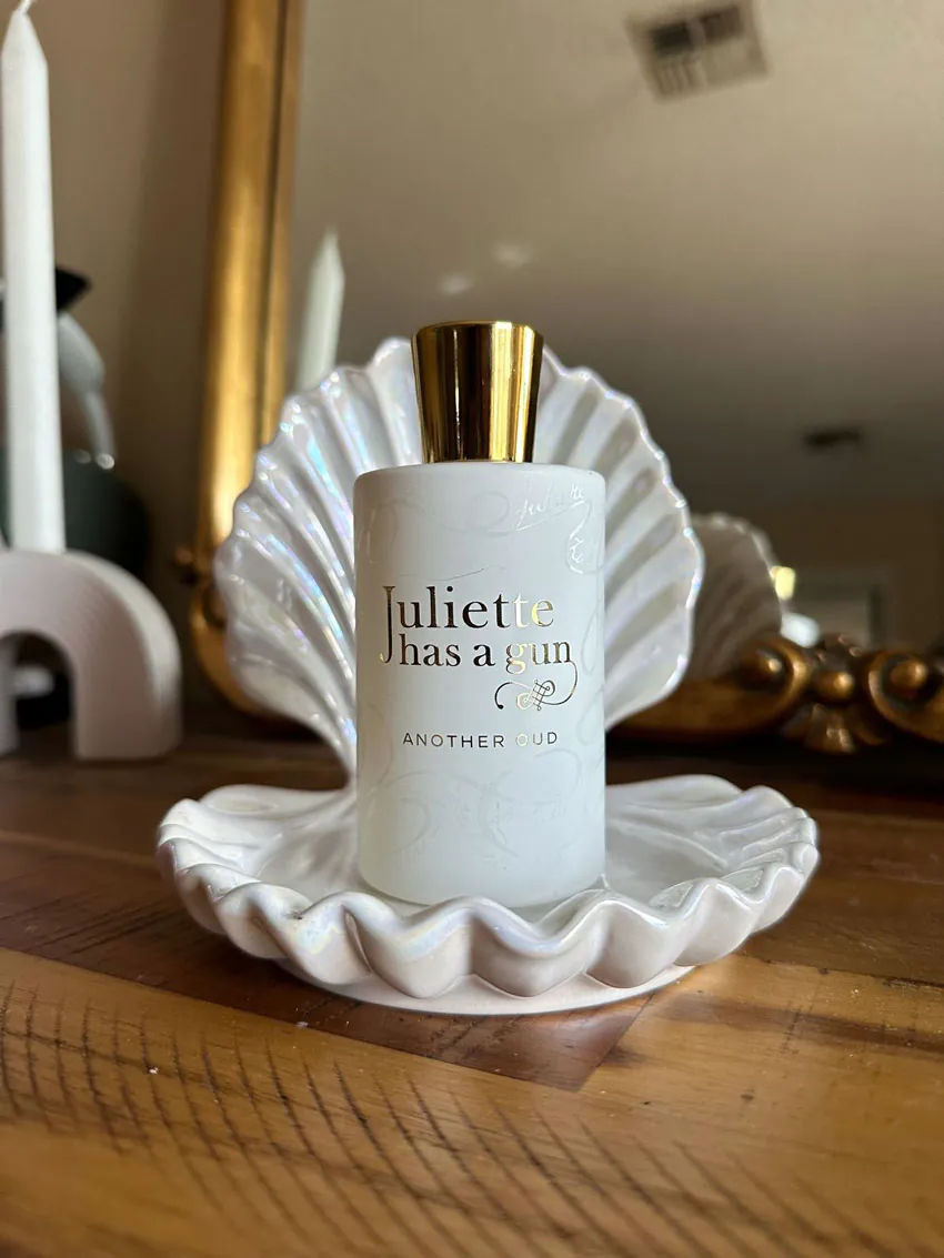 نمای 4 از عطر انادر عود ژولیت هز ا گان (Another Oud Juliette Has A Gun)