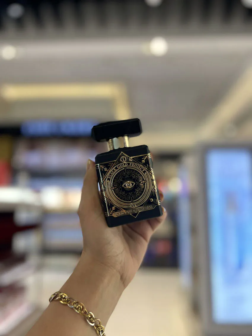 نمای 3 از عطر عود فور گریتنس اینیشیو (Oud for Greatness Initio)