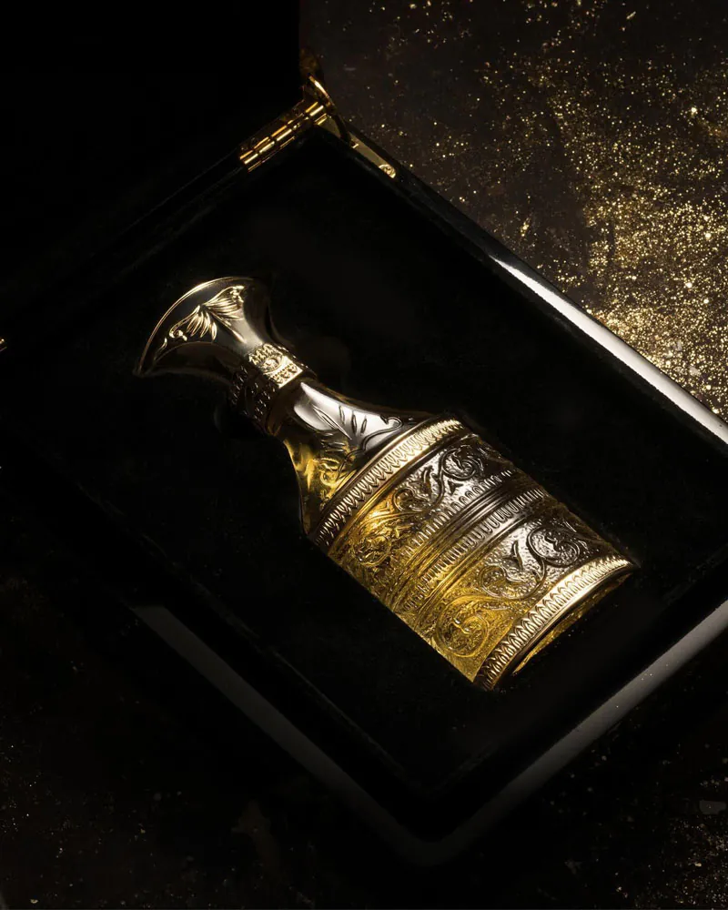 نمای 3 از عطر کریستال اند گلد من آمواج (Cristal & Gold Man Amouage)