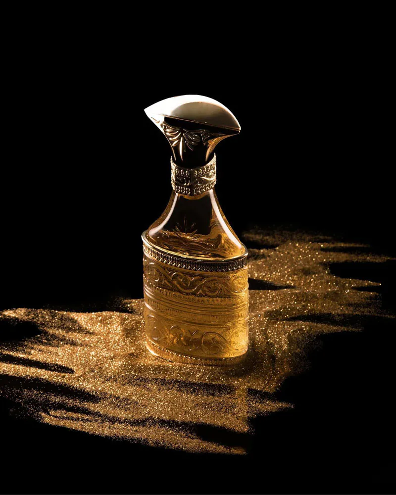 نمای 2 از عطر کریستال اند گلد من آمواج (Cristal & Gold Man Amouage)